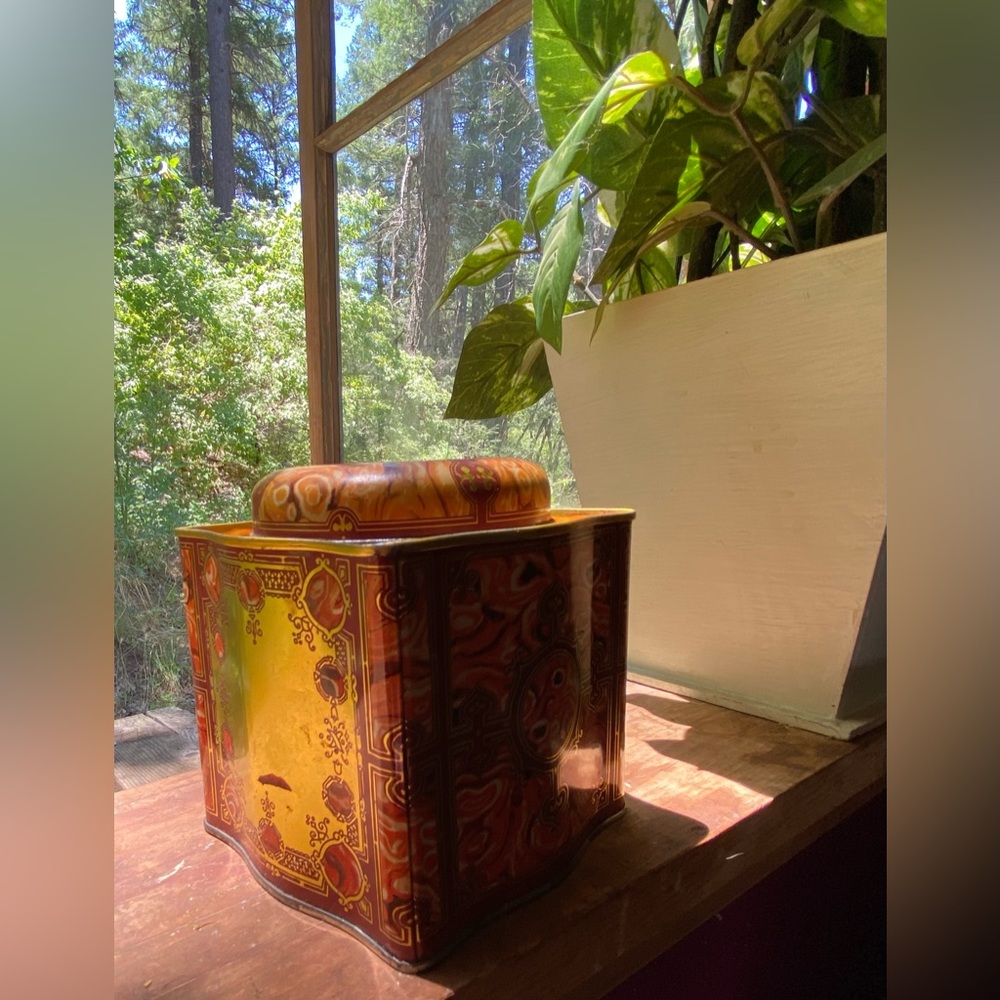 Tee Storage tin Box .